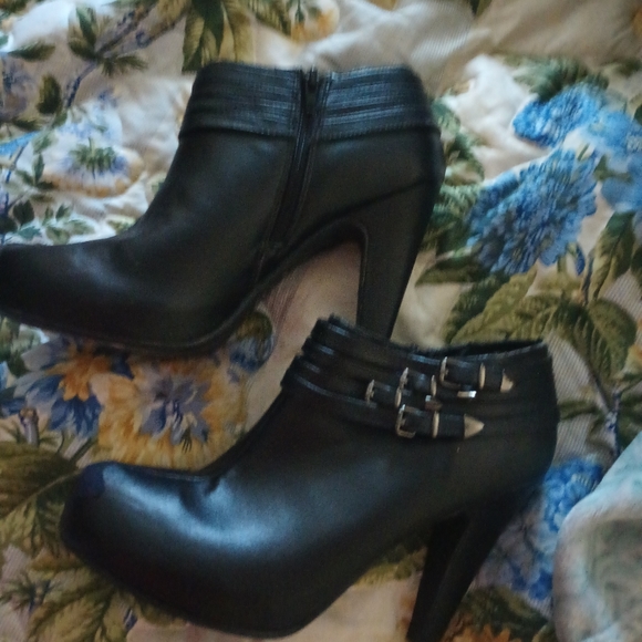 Boots - Picture 3 of 3